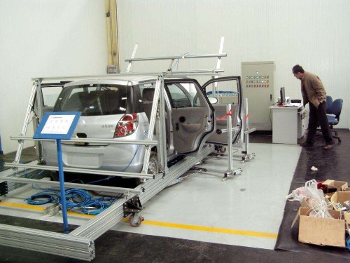 新能源汽車試驗平臺又能成為電機實驗平臺，是為了更好的保證其工件的精確度，會在平臺的表面設置成有孔或T型槽